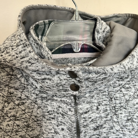 Jacket, zip up; snaps at collar - Picture 2 of 9